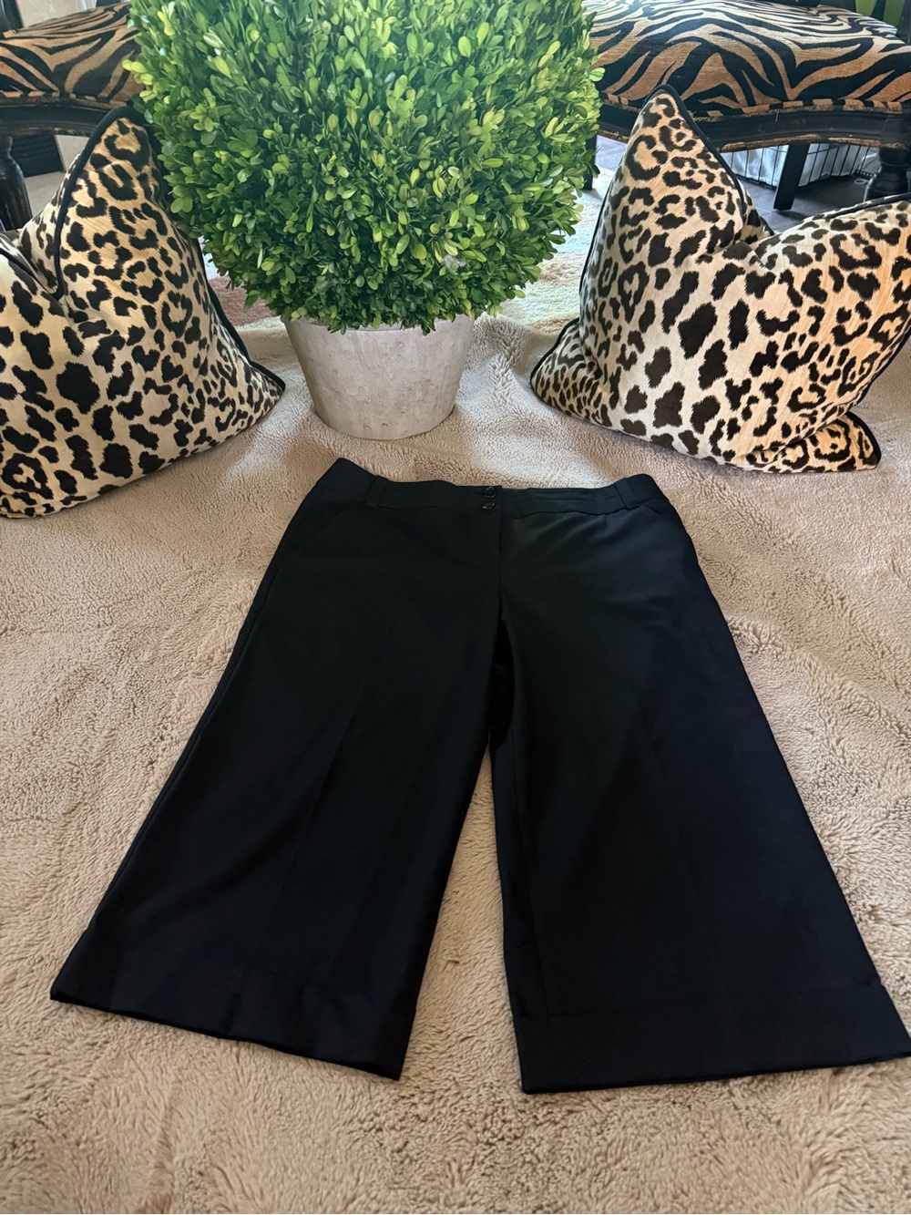The Limited Women’s 12 Classic Black Wide-Leg Cropped Pants Like New